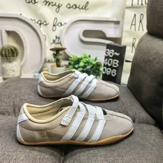 Adidas بيج أبيض بدون لاس إغلاق حزام ثلاث خطوط لوح جانبي حذاء رياضي أسلوب حياة