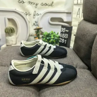 Adidas حذاء رياضي أسود بيج بدون أحزمة إغلاق فيلكرو لوحة جانبية بثلاث خطوط أسلوب حياة