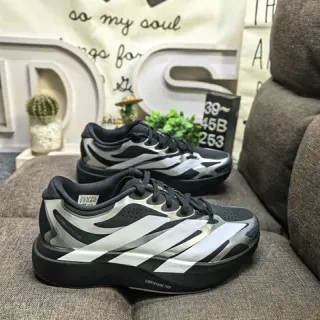 Adidas Tênis de corrida pretos prateados aerodinâmicos low top com parte superior de malha perfurada