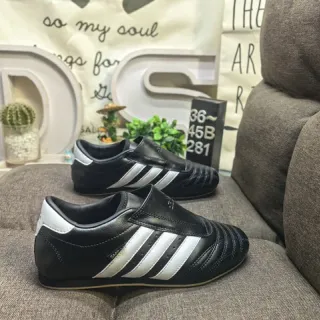 أحذية كرة قدم داخلية Adidas أسود أبيض بدون لاس سلايب أون جلد علوي