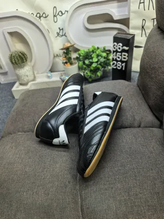 Adidas Chaussures de soccer indoor sans lacets slip-on en cuir noir blanc 6