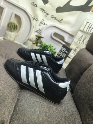 Adidas Chaussures de soccer indoor sans lacets slip-on en cuir noir blanc 7