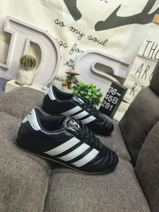 Adidas Chaussures de soccer indoor sans lacets slip-on en cuir noir blanc 9