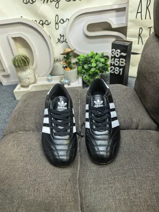 Adidas Chaussures de soccer indoor sans lacets slip-on en cuir noir blanc 10