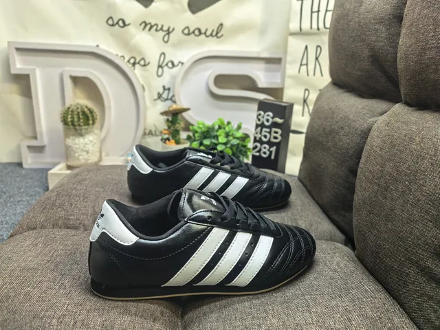 Adidas Chaussures de soccer indoor sans lacets slip-on en cuir noir blanc 11