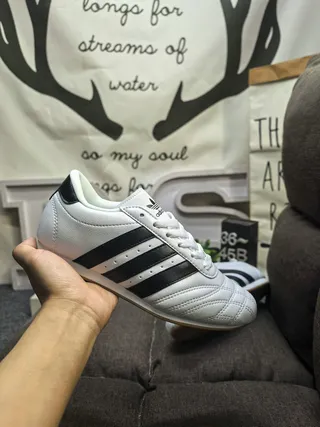 Adidas Chaussures de soccer indoor sans lacets slip-on en cuir noir blanc 15