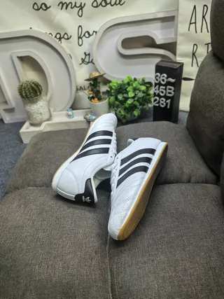 Adidas Chaussures de soccer indoor sans lacets slip-on en cuir noir blanc 16