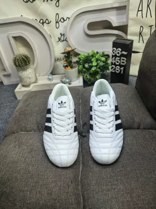 Adidas Chaussures de soccer indoor sans lacets slip-on en cuir noir blanc 20