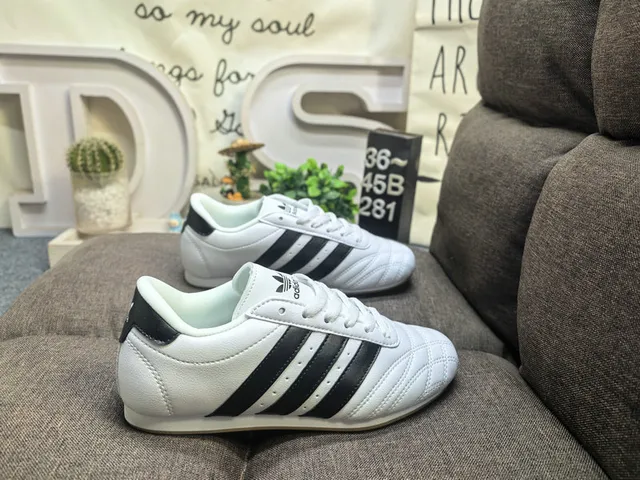 Adidas Chaussures de soccer indoor sans lacets slip-on en cuir noir blanc 21