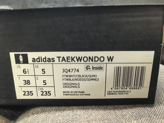 Adidas Chaussures de soccer indoor sans lacets slip-on en cuir noir blanc 22