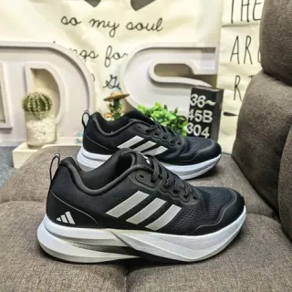 Adidas Tênis de Corrida Preto Branco com Superior de Malha, Painel Lateral de Três Listras
