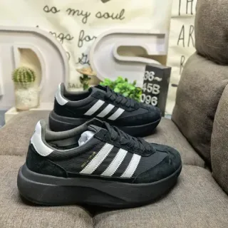Adidas أحذية رياضية سوداء وبيضاء بمنصة ونعل سويد ميش أعلى نمط حياة