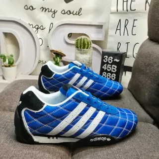 Adidas Chaussures Lifestyle Bleues Noires Matelassées Panneau Diamant Partie Supérieure Trois Rayures Blanches