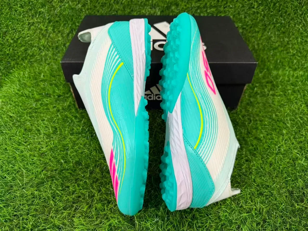Adidas नीली सफेद बिना लेस वाले सॉक फिट मोल्ड टर्फ स्टड आर्टिफिशियल ग्रास फुटबॉल जूते 9