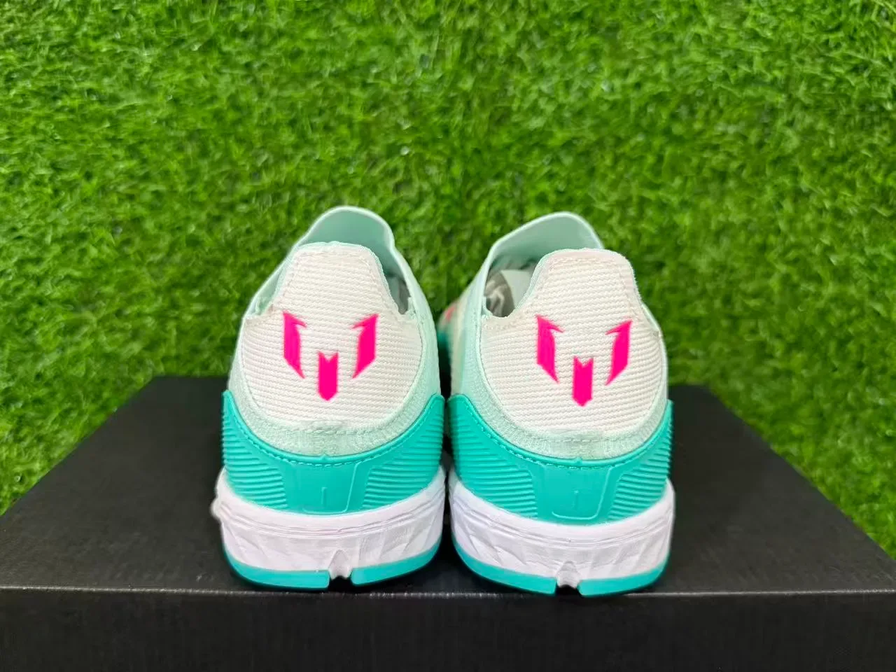 Adidas नीली सफेद बिना लेस वाले सॉक फिट मोल्ड टर्फ स्टड आर्टिफिशियल ग्रास फुटबॉल जूते 10