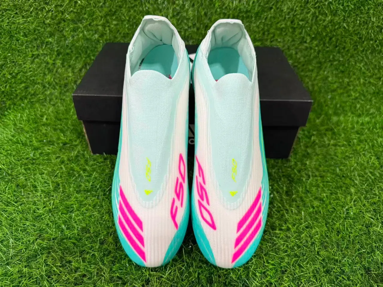 Adidas नीली सफेद बिना लेस वाले सॉक फिट मोल्ड टर्फ स्टड आर्टिफिशियल ग्रास फुटबॉल जूते 11