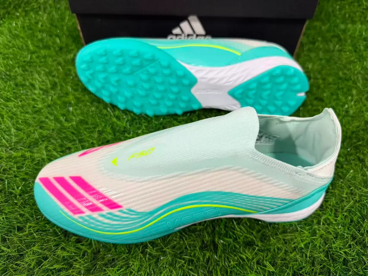 Adidas नीली सफेद बिना लेस वाले सॉक फिट मोल्ड टर्फ स्टड आर्टिफिशियल ग्रास फुटबॉल जूते 12