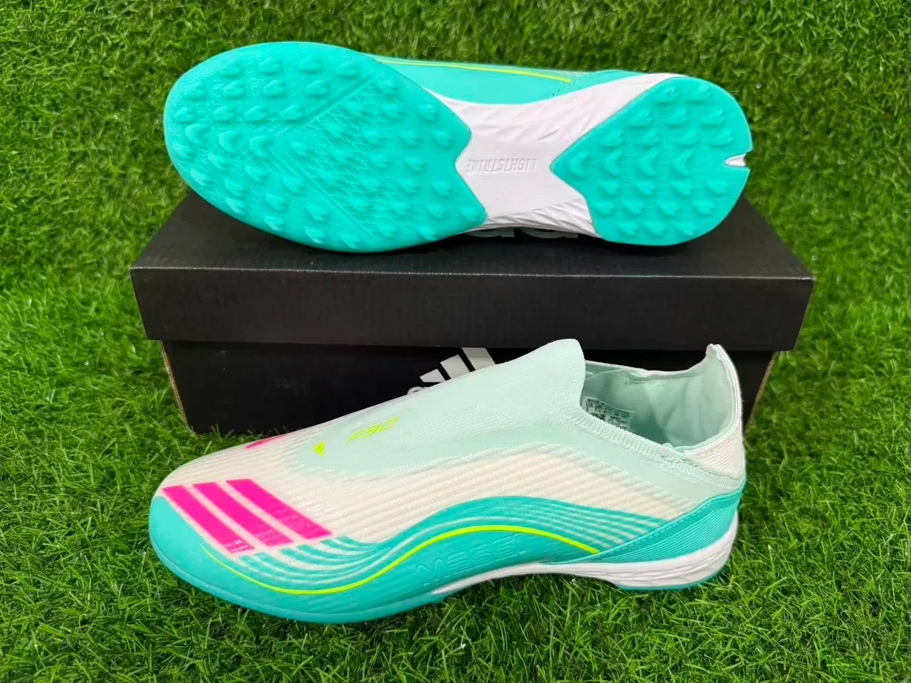 Adidas नीली सफेद बिना लेस वाले सॉक फिट मोल्ड टर्फ स्टड आर्टिफिशियल ग्रास फुटबॉल जूते 13