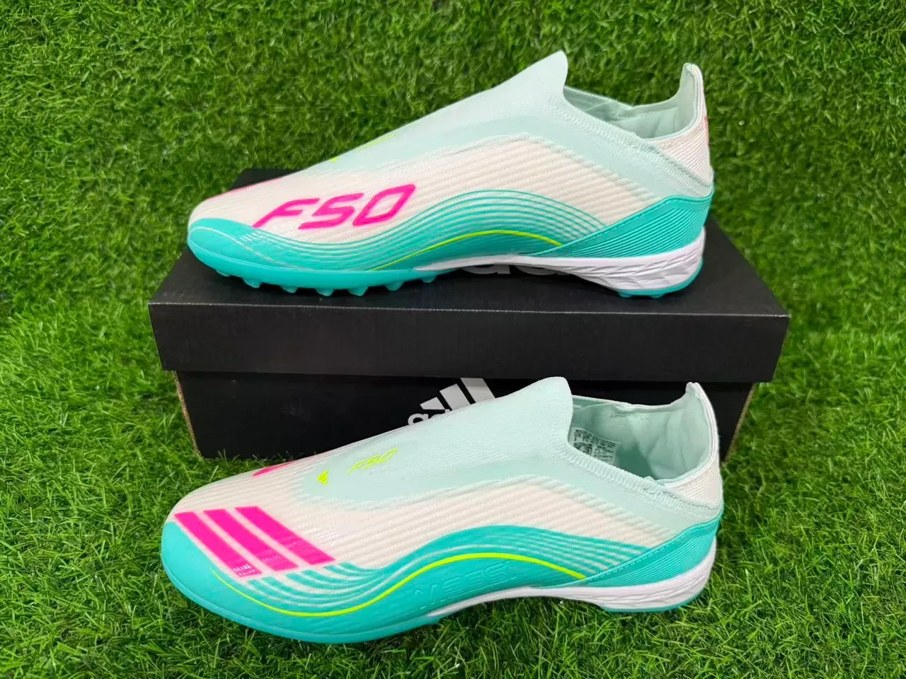 Adidas नीली सफेद बिना लेस वाले सॉक फिट मोल्ड टर्फ स्टड आर्टिफिशियल ग्रास फुटबॉल जूते 14