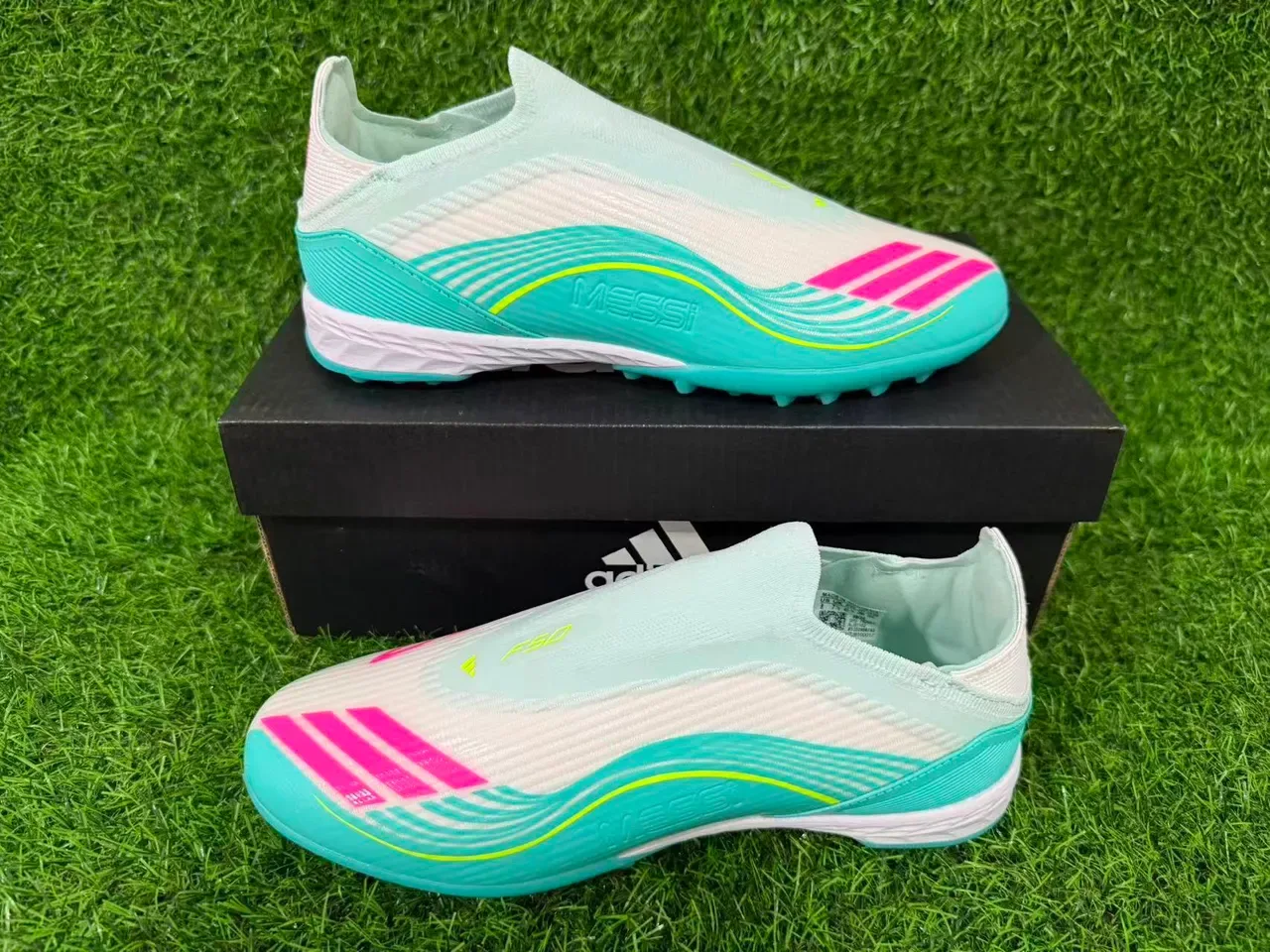 Adidas नीली सफेद बिना लेस वाले सॉक फिट मोल्ड टर्फ स्टड आर्टिफिशियल ग्रास फुटबॉल जूते 15