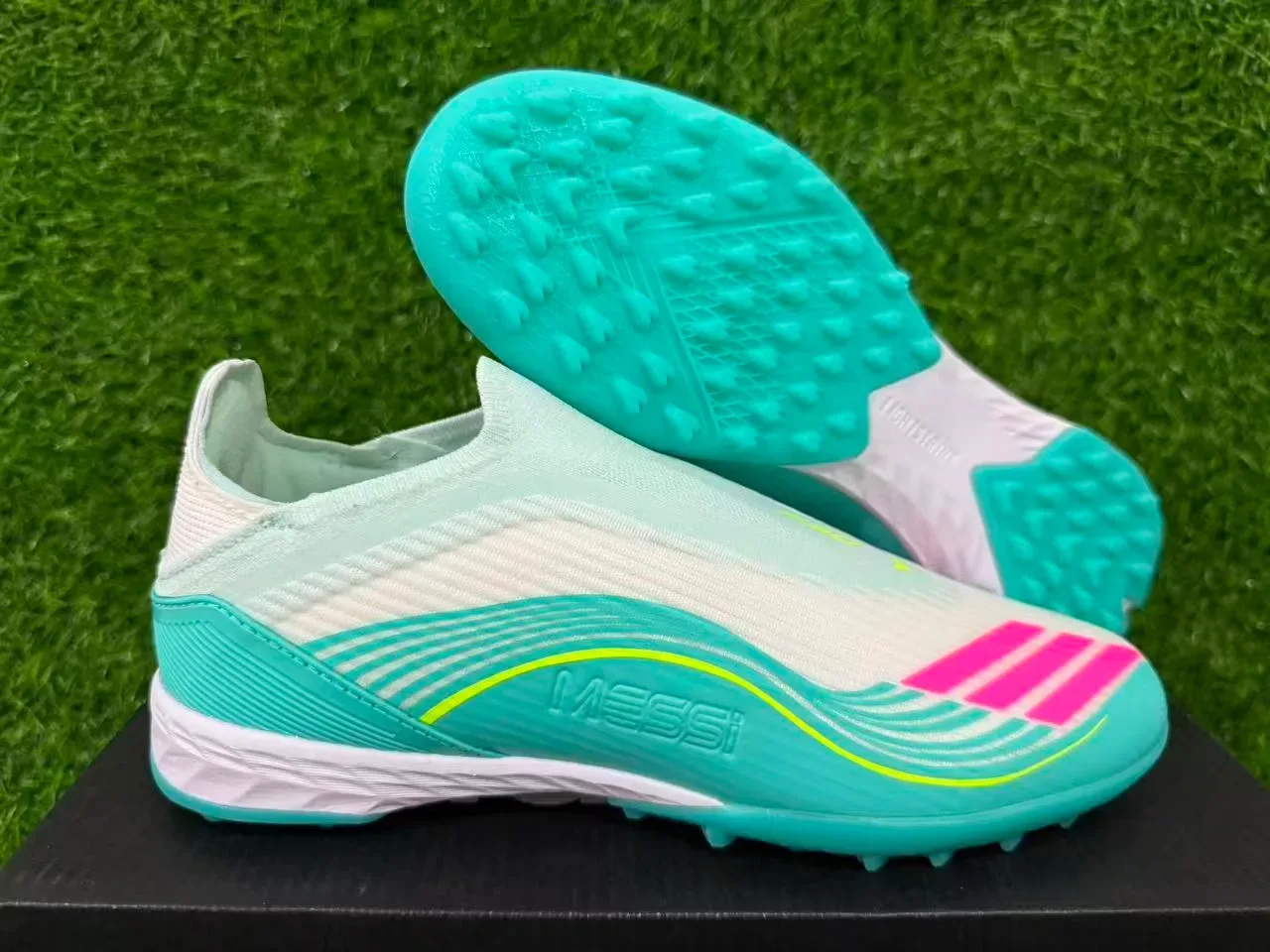 Adidas नीली सफेद बिना लेस वाले सॉक फिट मोल्ड टर्फ स्टड आर्टिफिशियल ग्रास फुटबॉल जूते 16