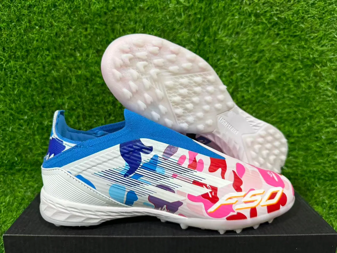 Adidas F50 बहुरंगी कम कट सॉक फिट कॉलर अमूर्त प्रिंट अपर टर्फ फुटबॉल जूते 16