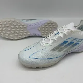 Adidas F50 Sapatos de futebol turf branco e azul low-cut com upper de malha