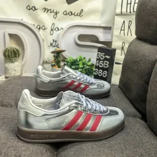 Adidas Gazelle فضي معدني وأحمر حذاء رياضي أسلوب حياة