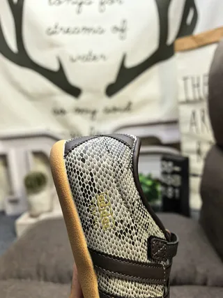 Adidas 灰黑蛇纹合成鞋面三道杠运动鞋 3