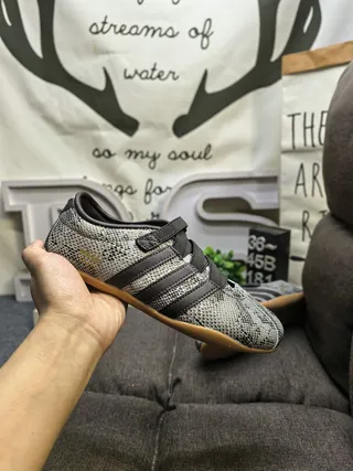Adidas 灰黑蛇纹合成鞋面三道杠运动鞋 5