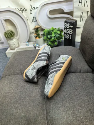 Adidas 灰黑蛇纹合成鞋面三道杠运动鞋 6