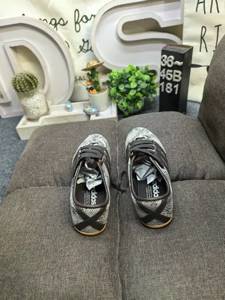 Adidas 灰黑蛇纹合成鞋面三道杠运动鞋 8