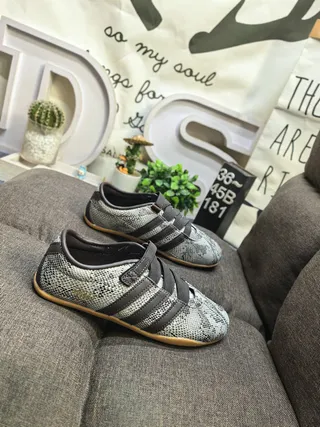 Adidas 灰黑蛇纹合成鞋面三道杠运动鞋 9
