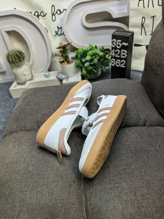 Adidas Mary Jane أبيض وبني بدون أربطة مع حاشية مقصوصة Mary Jane Shoes 6