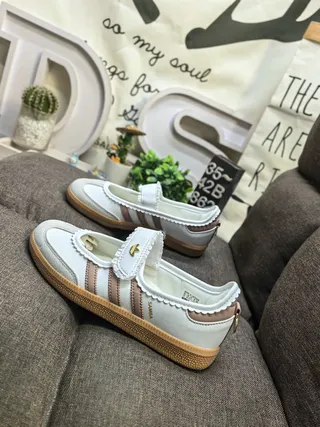 Adidas Mary Jane أبيض وبني بدون أربطة مع حاشية مقصوصة Mary Jane Shoes 7