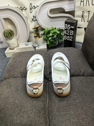 Adidas Mary Jane أبيض وبني بدون أربطة مع حاشية مقصوصة Mary Jane Shoes 8