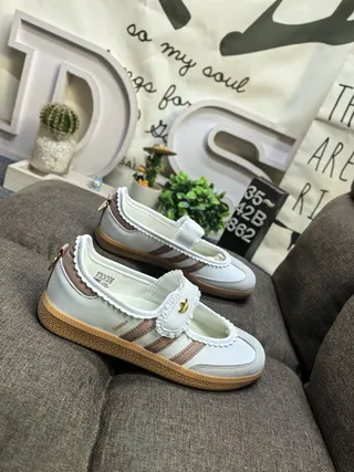 Adidas Mary Jane أبيض وبني بدون أربطة مع حاشية مقصوصة Mary Jane Shoes 9
