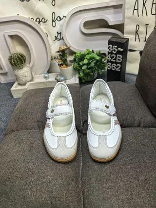 Adidas Mary Jane أبيض وبني بدون أربطة مع حاشية مقصوصة Mary Jane Shoes 10