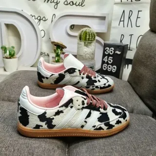 Adidas حذاء رياضي أسلوب حياة متعدد الألوان وردي مطبوع بنمط جلد البقرة في الأعلى ولينينج داخلي