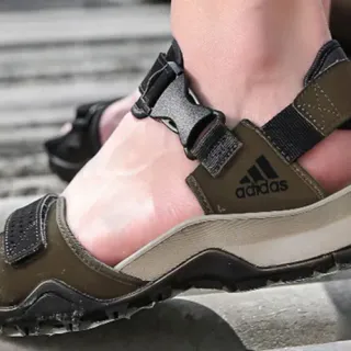 Adidas 橄榄绿和黑色休闲凉鞋