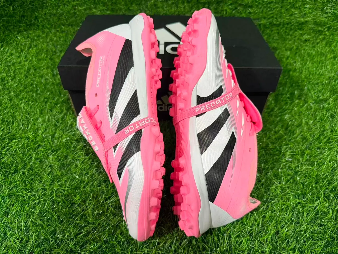 Adidas Predator पिंक ब्लैक लो-कट लेसलेस स्ट्रैप टर्फ सोकर जूते 3