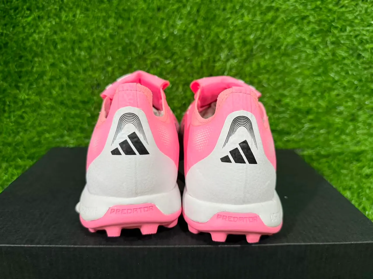 Adidas Predator पिंक ब्लैक लो-कट लेसलेस स्ट्रैप टर्फ सोकर जूते 4