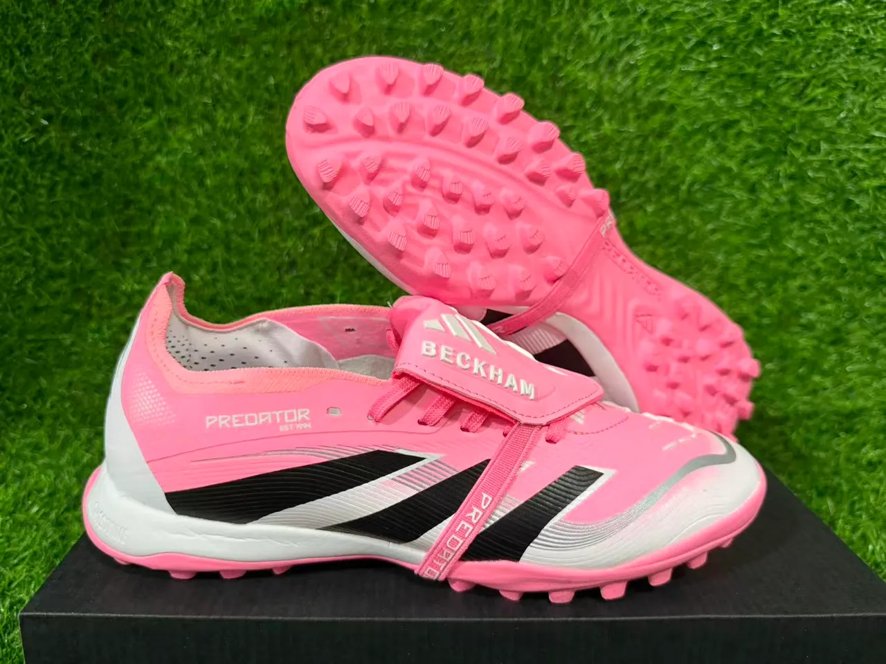 Adidas Predator पिंक ब्लैक लो-कट लेसलेस स्ट्रैप टर्फ सोकर जूते 9