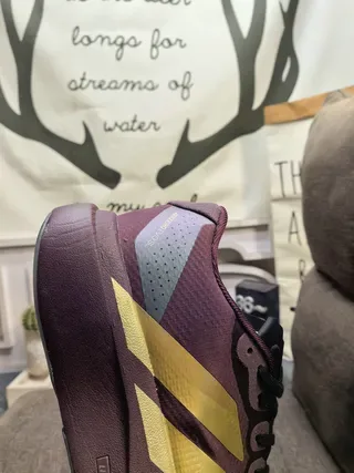 Adidas Zapatillas Moradas Doradas con Malla Superior y Rayas 3