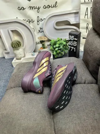 Adidas Zapatillas Moradas Doradas con Malla Superior y Rayas 6