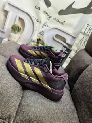 Adidas Zapatillas Moradas Doradas con Malla Superior y Rayas 7