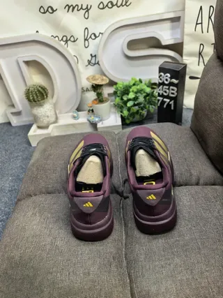 Adidas Zapatillas Moradas Doradas con Malla Superior y Rayas 8