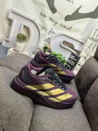Adidas Zapatillas Moradas Doradas con Malla Superior y Rayas 9