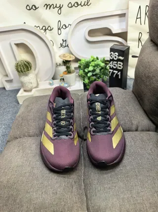 Adidas Zapatillas Moradas Doradas con Malla Superior y Rayas 10