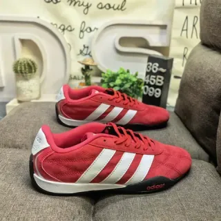 Adidas 红色白色麂皮革上部三条纹侧面板生活方式运动鞋